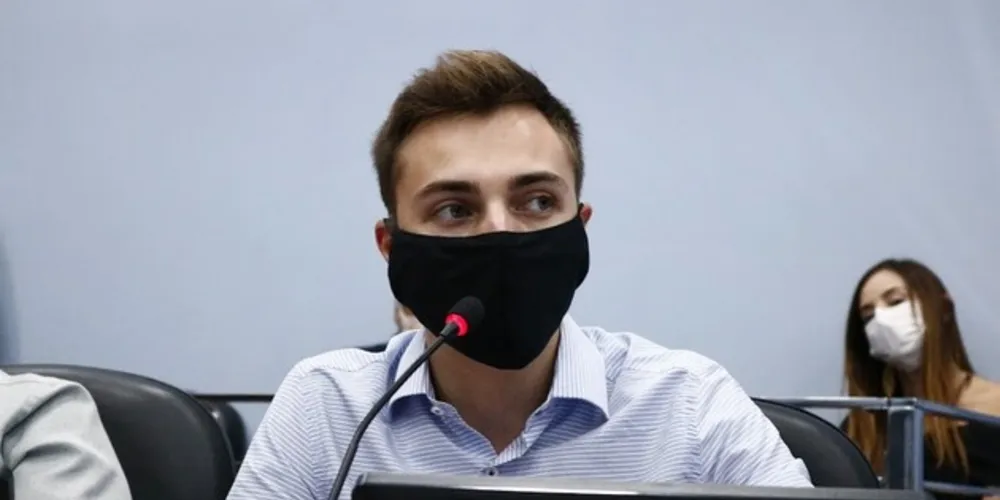 Parlamentar argumenta que a diminuição do número de ônibus nas ruas representa um "contra senso"