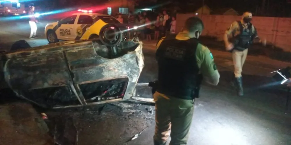 Imagem ilustrativa da imagem Fiat pega fogo após colisão e ocupantes fogem