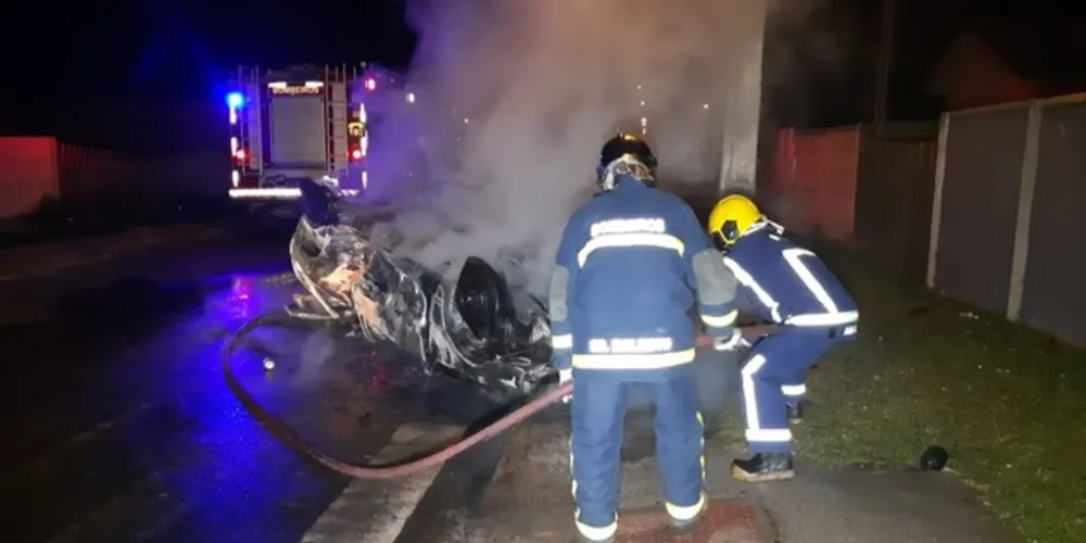 Imagem ilustrativa da imagem Batida termina em capotamento e incêndio no Londres