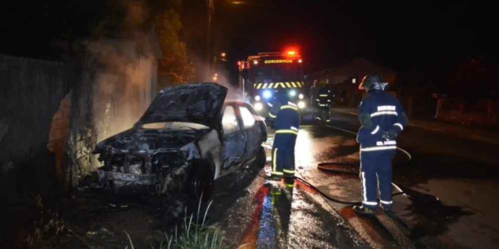 Incêndio de veículo na rua Lauro Ferreira Ribas, no Jardim Paraíso