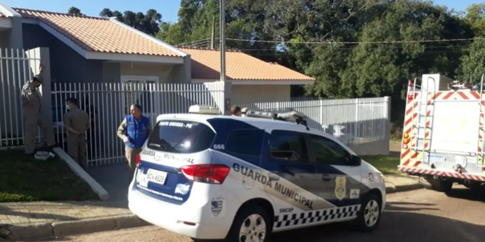 Guardas foram chamados pela ex-mulher da vítima e encontraram homem morto no imóvel