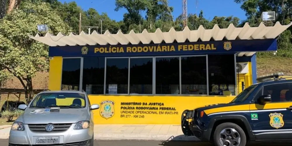 Dupla que estava no veículo conseguiu fugir por matagal, mas carro foi recuperado pela polícia
