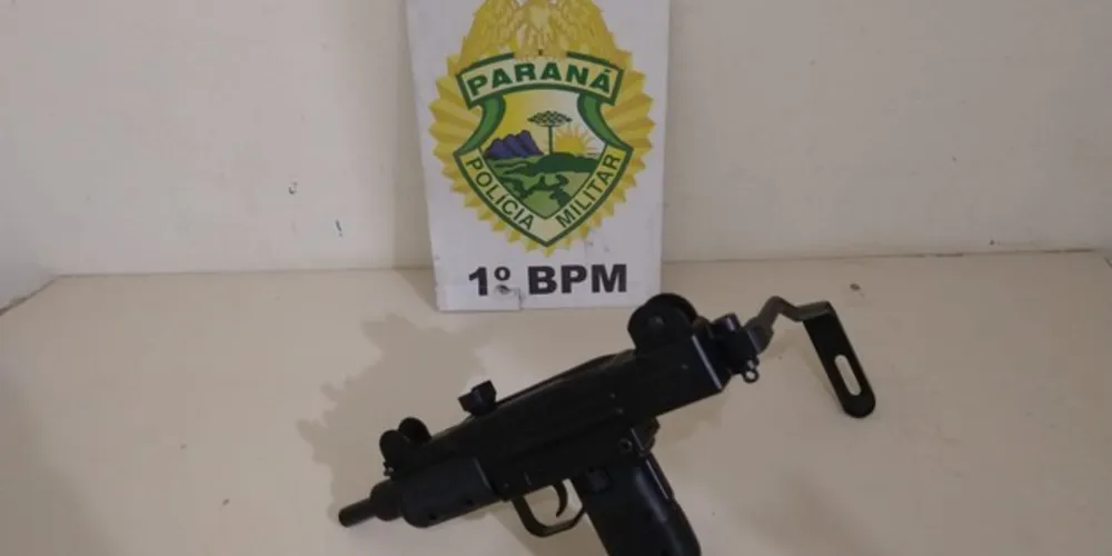 Réplica da arma foi encontrada no meio de materiais recicláveis no bairro Boa Vista
