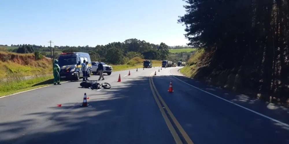 Motociclista foi atropelado pelo caminhão depois de ser atingido por outro veículo, que fugiu do local
