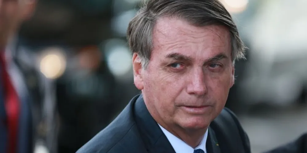 Presidente se dirigiu aos jornalistas depois  de conversar com apoiadores