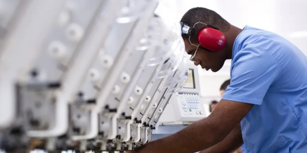 A indústria acumula perdas de 2,4% na média móvel trimestral, 1,7% no ano e 1% em 12 meses