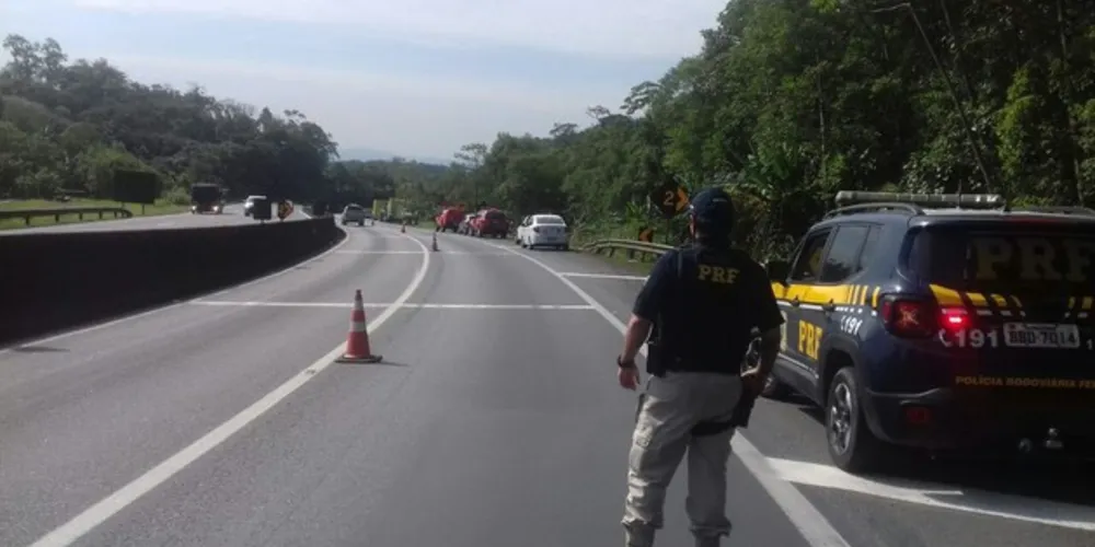 De acordo com a Polícia Rodoviária Federal (PRF), o veículo seguia em direção a Curitiba.