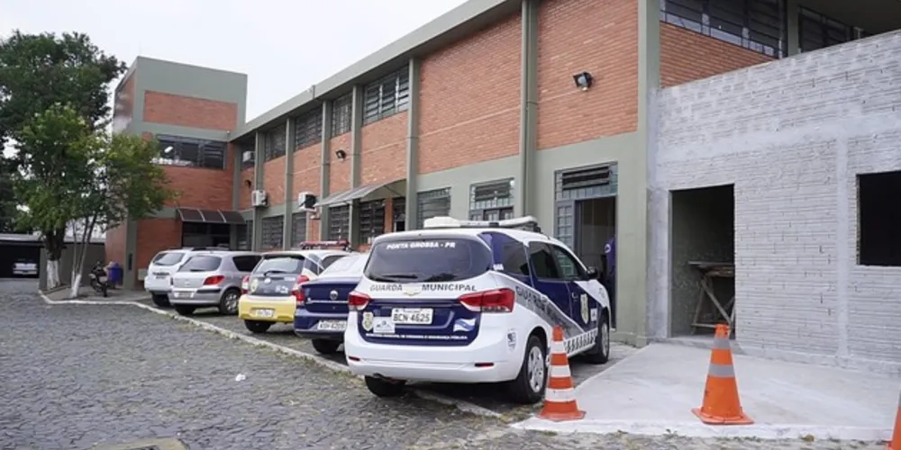 Guarda encontrou drogas, armas e dinheiro na casa do suspeito