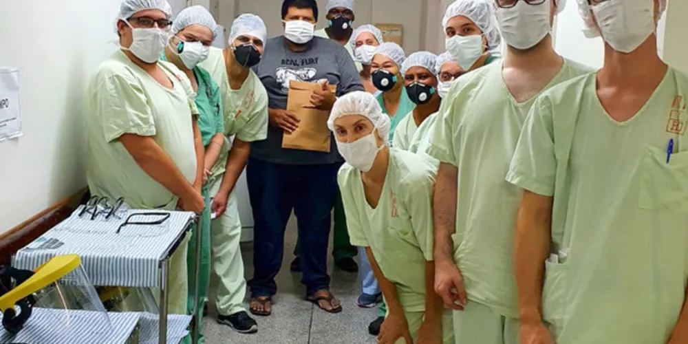 O uso de roupas adequadas e de equipamentos de proteção individual (EPI) é o que protege os profissionais de saúde de também serem contagiados pelo vírus
