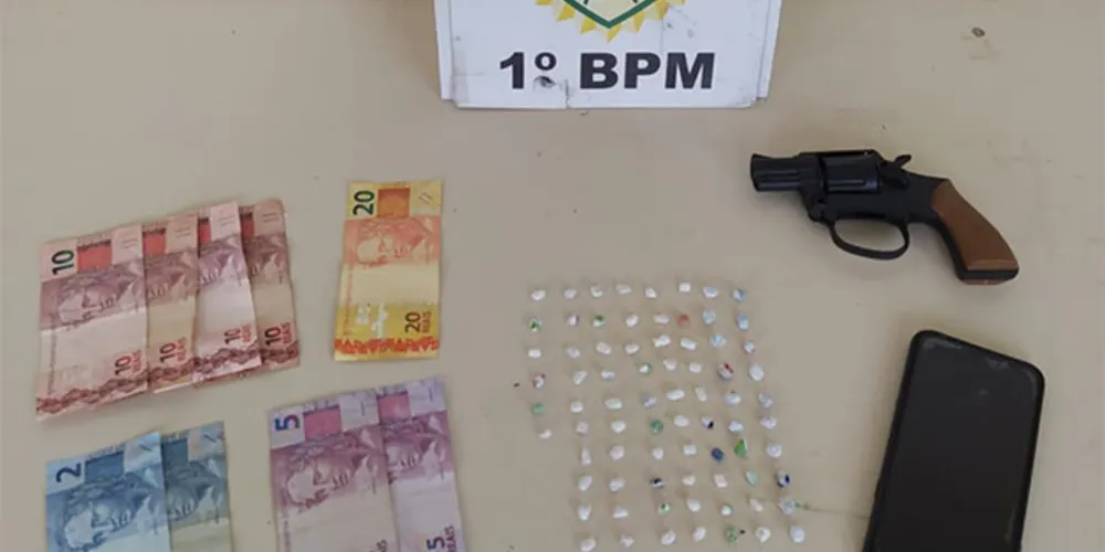 Além das drogas, suspeito foi flagrado com réplica de arma de fogo em pensão da cidade