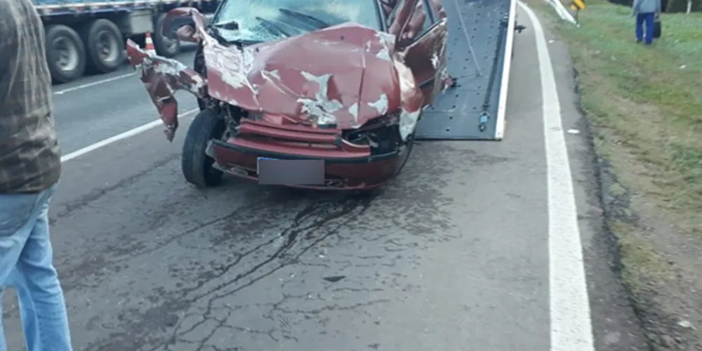 Batida aconteceu no começo da manhã desta quinta-feira e deixou motorista ferido