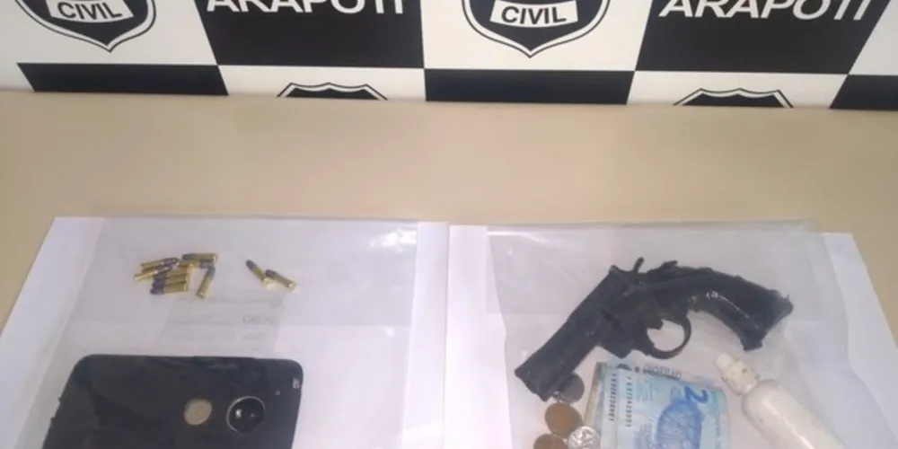Durante cumprimento dos mandados, policiais encontraram drogas, munições e réplica de revólver