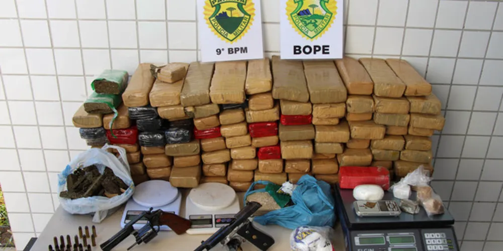 Ao todo, seis pessoas foram presas, e 1,5kg de crack, 77 quilos de maconha e duas armas de fogo foram apreendidos