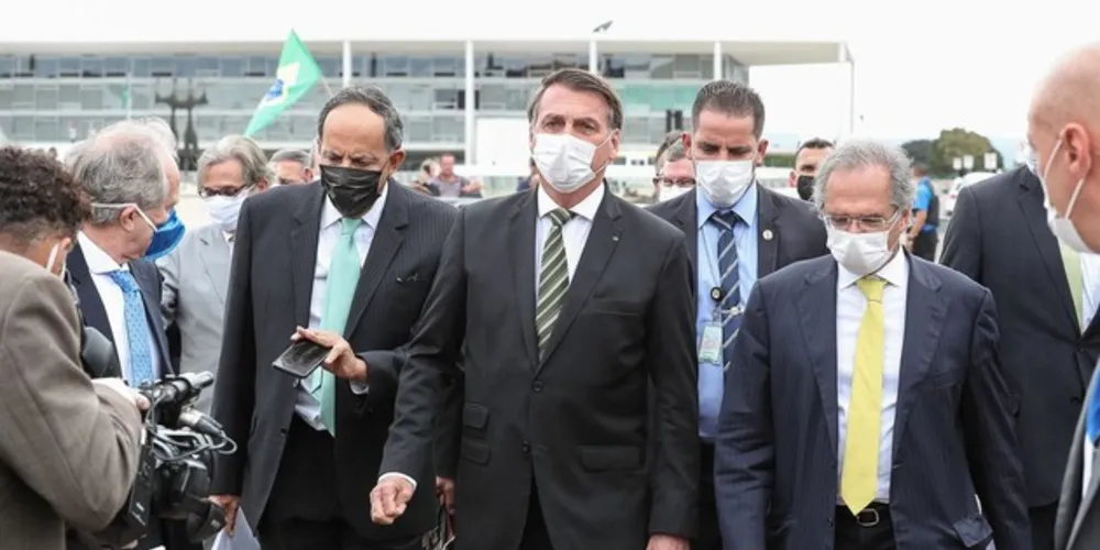 Imagem ilustrativa da imagem Bolsonaro vetará reajuste de salário a servidores