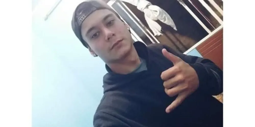No dia do desaparecimento o jovem estava de calça jeans, blusa preta e tênis preto.