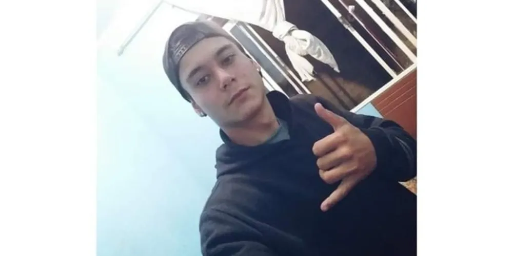 No dia do desaparecimento o jovem estava de calça jeans, blusa preta e tênis preto.