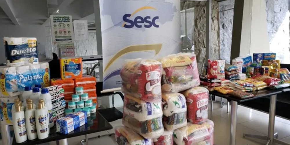 Mais de 250 quilos de alimentos não perecíveis e produtos de higiene pessoal foram doados