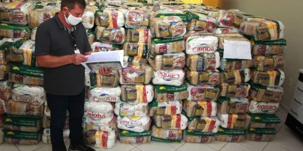 Desde a semana passada, o Estado está distribuindo cestas básicas para comunidades quilombolas, indígenas, ciganos, pescadores artesanais, caiçaras e faxinalenses.  