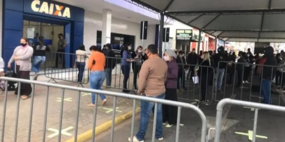 A administração municipal também realizou a demarcação de distanciamento nas filas, que são divididas por cercas de contenção.