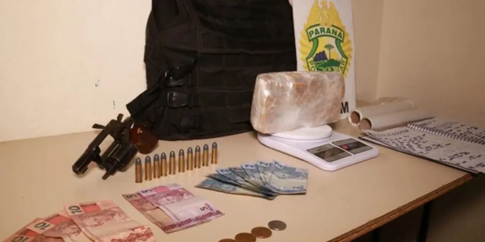 Na casa do suspeito, policiais encontraram arma, drogas e colete balístico