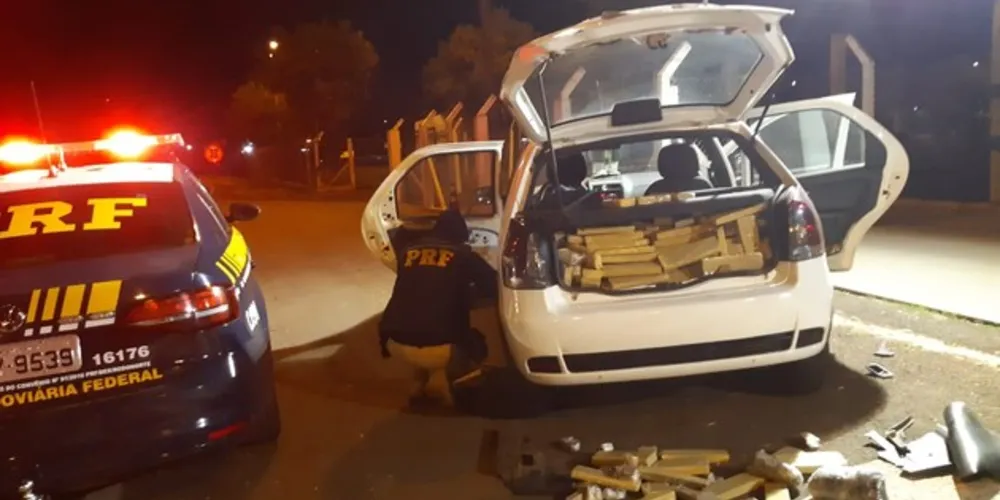 Droga era transportava em carro clonado; motorista conseguiu fugir