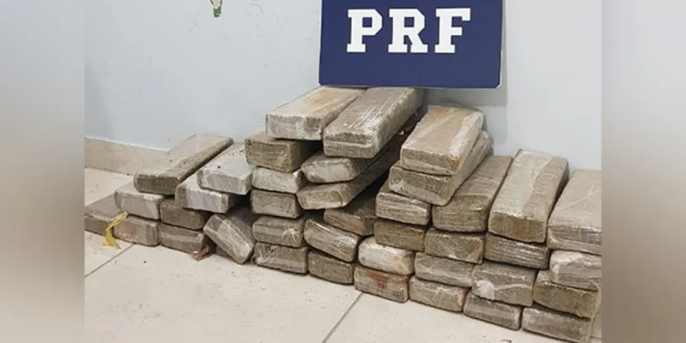 Droga estava escondida em dois sacos de ráfia no porta-malas do veículo