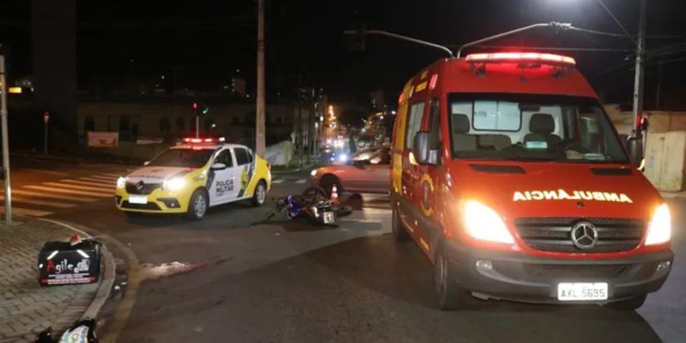 Piloto da moto foi levado ao PSM com lesões moderadas; motorista escapou ileso