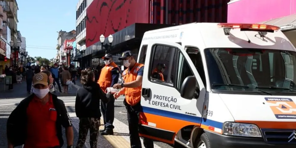 Equipes atuam orientando comunidade e notificando situações irregulares