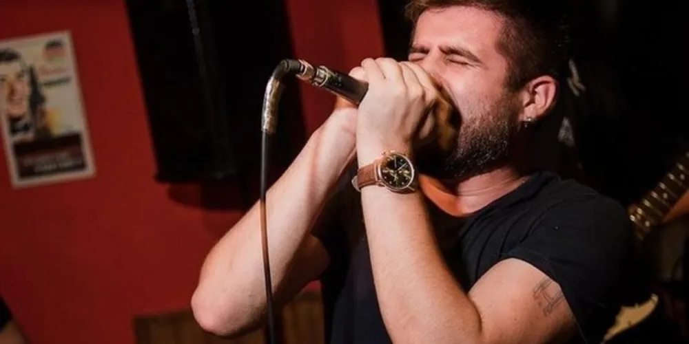 Gabriel é vocalista da banda Bitch Box