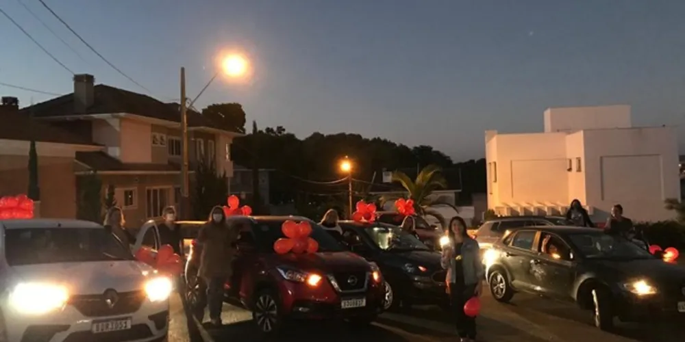 O grupo fez uma festa em frente à casa da aniversariante de um jeito que garantiu a segurança de todos os convidados, cada um dentro do próprio carro