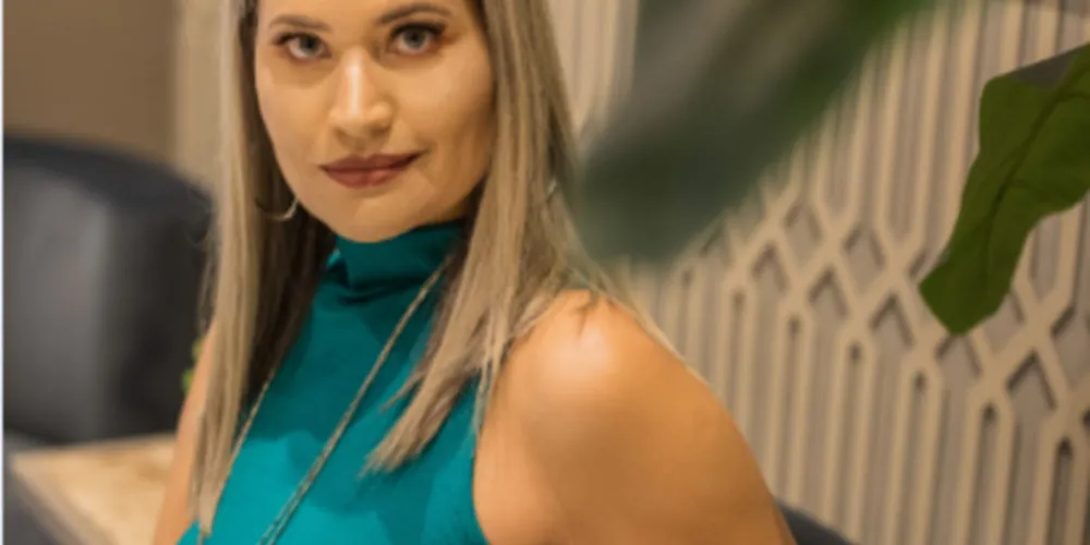 NOVO CICLO - Elisangela Januário recebeu as felicitações pela troca de idade na última segunda-feira (11). Elisangela é presença sempre confirmada nos principais eventos sociais e filantrópicos de nossa cidade. Da coluna RC os votos de alegrias e sucesso.