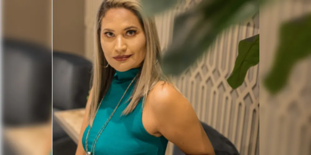 NOVO CICLO - Elisangela Januário recebeu as felicitações pela troca de idade na última segunda-feira (11). Elisangela é presença sempre confirmada nos principais eventos sociais e filantrópicos de nossa cidade. Da coluna RC os votos de alegrias e sucesso.