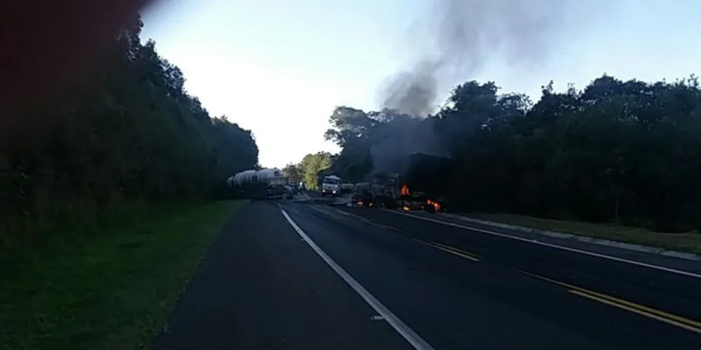 Carreta com madeira pegou fogo e até o início desta noite o incêndio não havia sido controlado