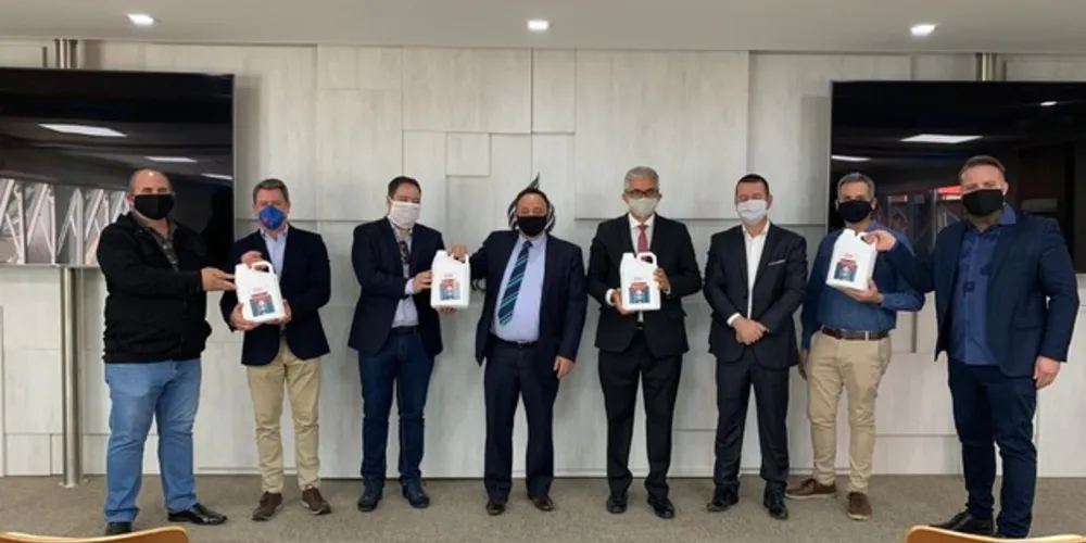 Imagem ilustrativa da imagem Empresas do PR doam 700 litros de álcool em gel para projetos sociais