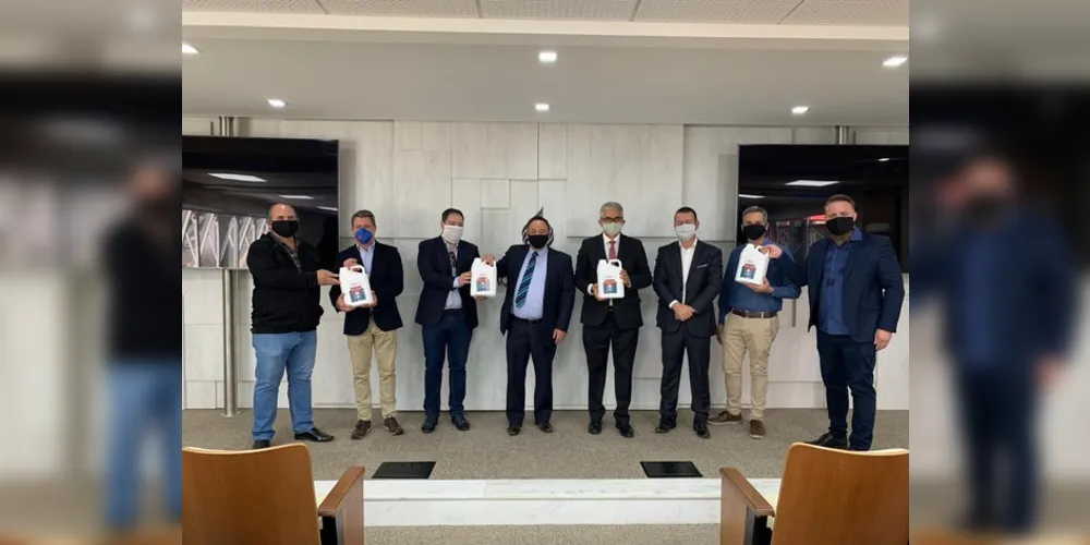 Imagem ilustrativa da imagem Empresas do PR doam 700 litros de álcool em gel para projetos sociais
