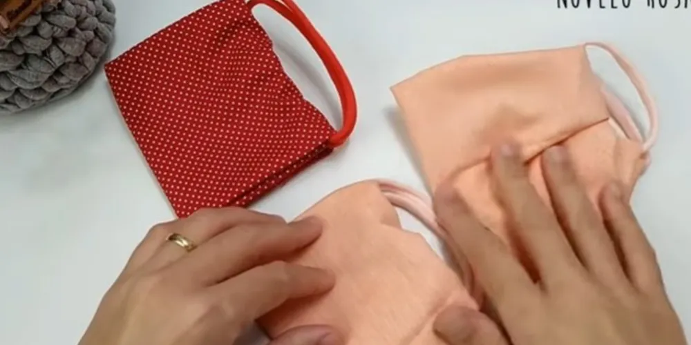 Alguns canais na internet até ensinam a fazer máscaras de tecido em casa, no estilo “faça você mesmo”, seguindo as orientações do SESI