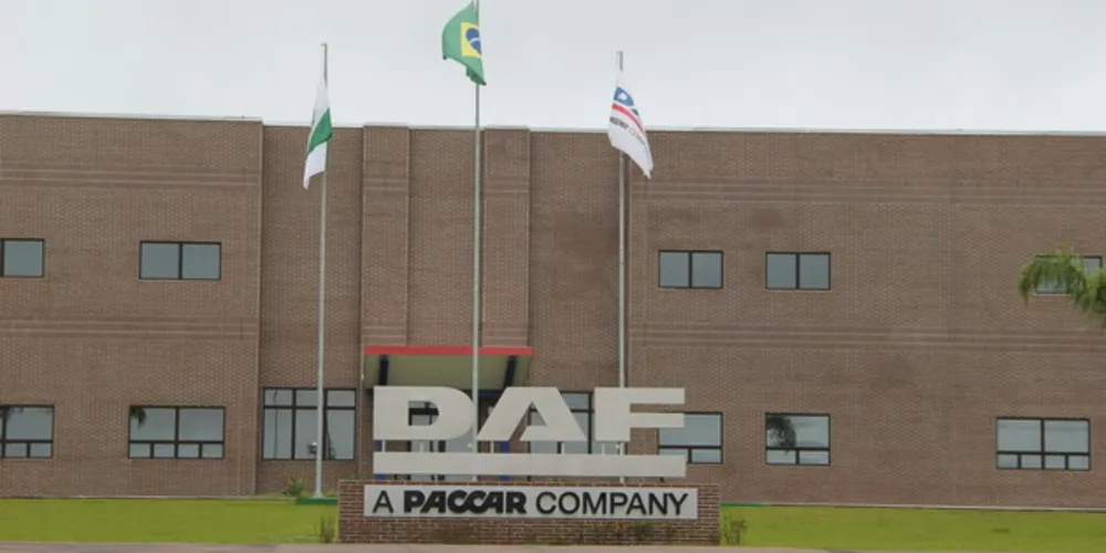 Iniciativas incluem a doação de materiais hospitalares e máquinas para a produção de máscaras