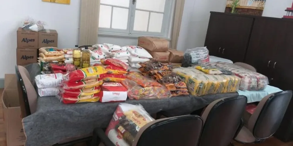 Desde março foi possível distribuir a entrega de cerca de 16 ml kits/cestas na cidade