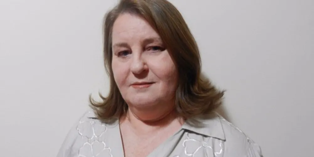 Rosicler Antoniácomi formou-se em Letras pela UEPG, e lecionou Português e Inglês, após ter se aposentado do Banco do Brasil