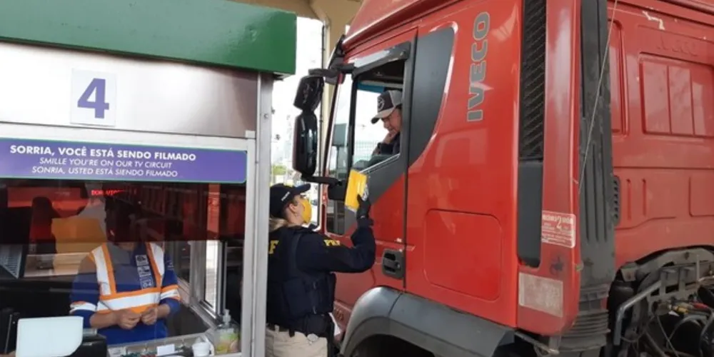 Imagem ilustrativa da imagem PRF e parceiros distribuem máscaras para motoristas