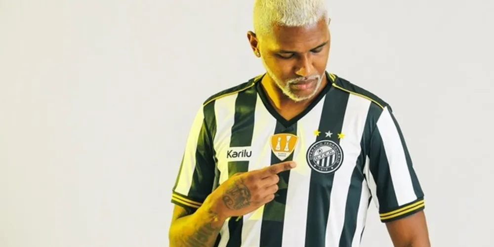 A camisa custa R$ 250, valor que pode ser parcelado em até cinco vezes no cartão de crédito