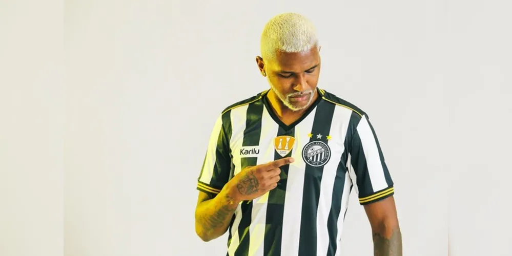 A camisa custa R$ 250, valor que pode ser parcelado em até cinco vezes no cartão de crédito