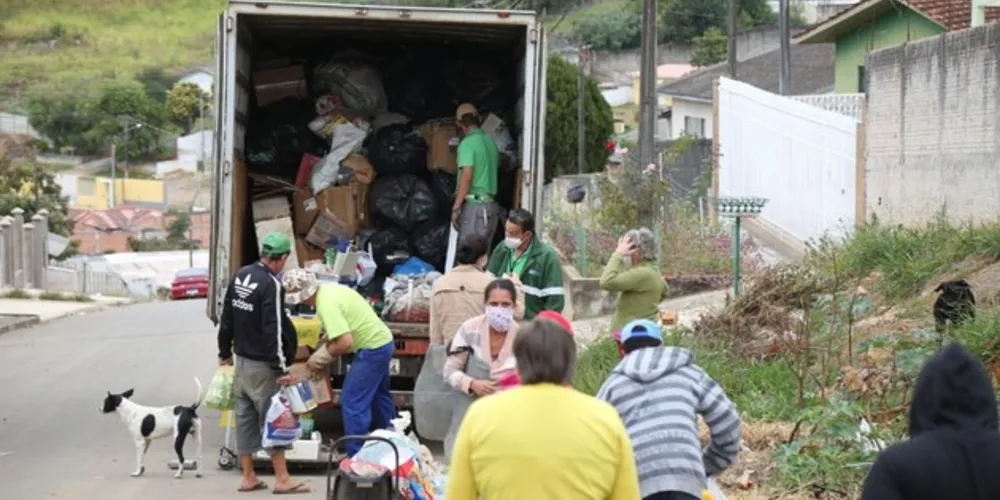 Programa já atendeu mais de 16 mil pessoas, trocando materiais descartáveis por alimentos