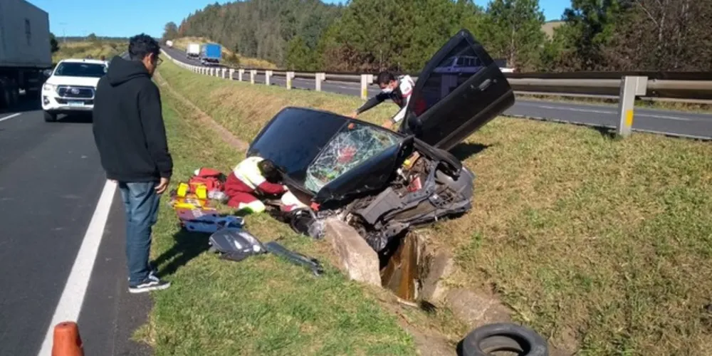 Imagem ilustrativa da imagem Veículo fica destruído apos atingir anteparo na BR-376