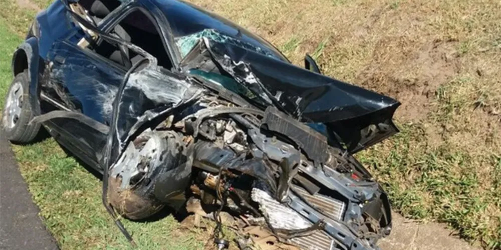 Motorista perdeu o controle da direção e bateu em bueiro no canteiro central da rodovia