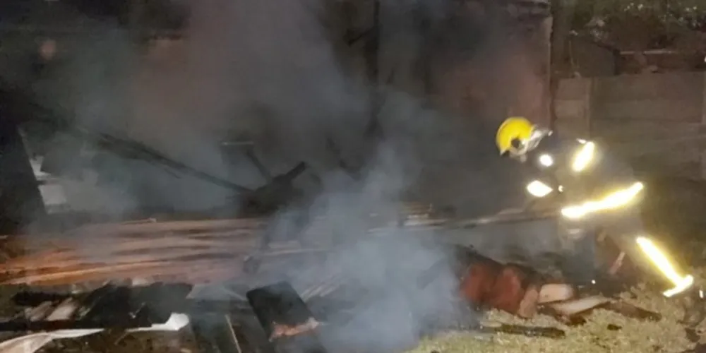 Fogo foi controlado pelos bombeiros e não há registro de feridos