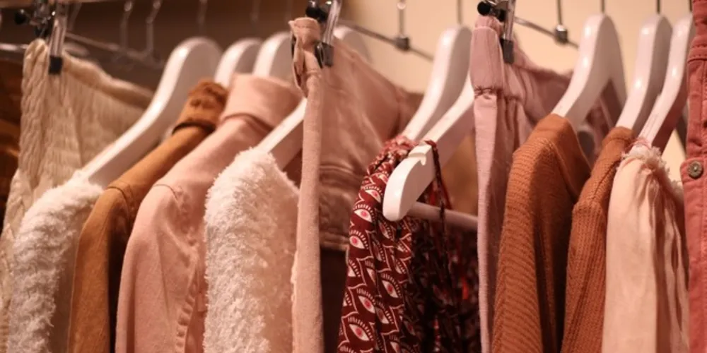 Bazar terá mais de dois mil itens, entre  roupas masculinas, femininas, infantil, calçados, brinquedos e bijuterias. 