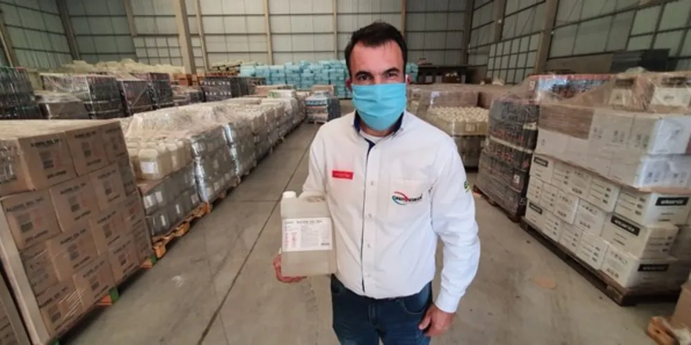 Chesiquímica pretende comercializar o galão de cinco litros de álcool gel por R$ 35. O produto pode ser adquirido mediante a doação de um quilo de alimento não perecível, que será repassado para instituições da cidade