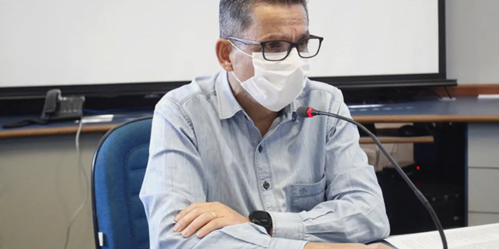 Reitor Miguel Sanches Neto durante reunião que decidiu nova proposta