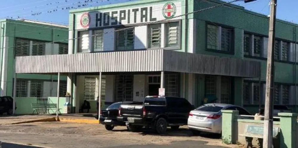 Vítima foi levada pelos bombeiros até o hospital da cidade com risco à vida